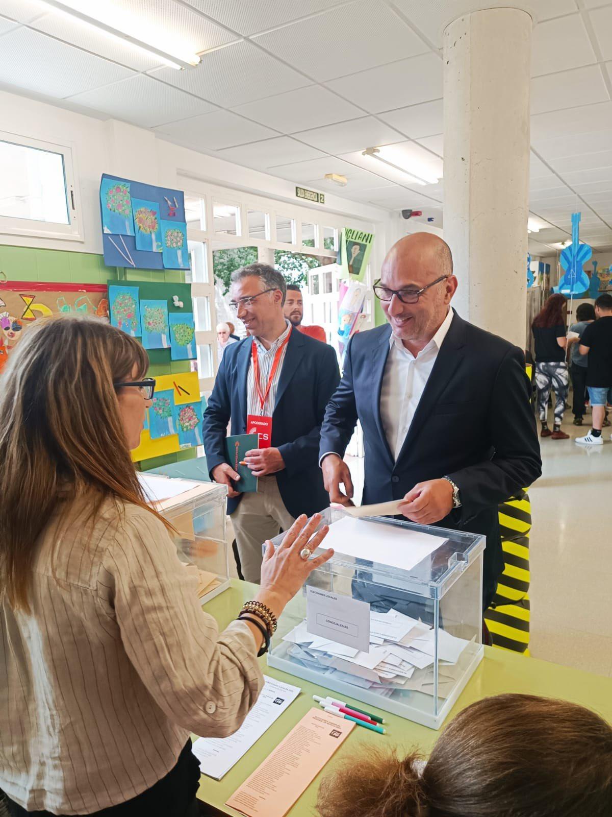 El candidato de Cs a la Alcaldía de Murcia, Pedro García Rex, en el colegio Nuestro Señora de Belén