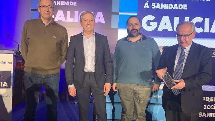 Los profesionales, durante la entrega del galardón.