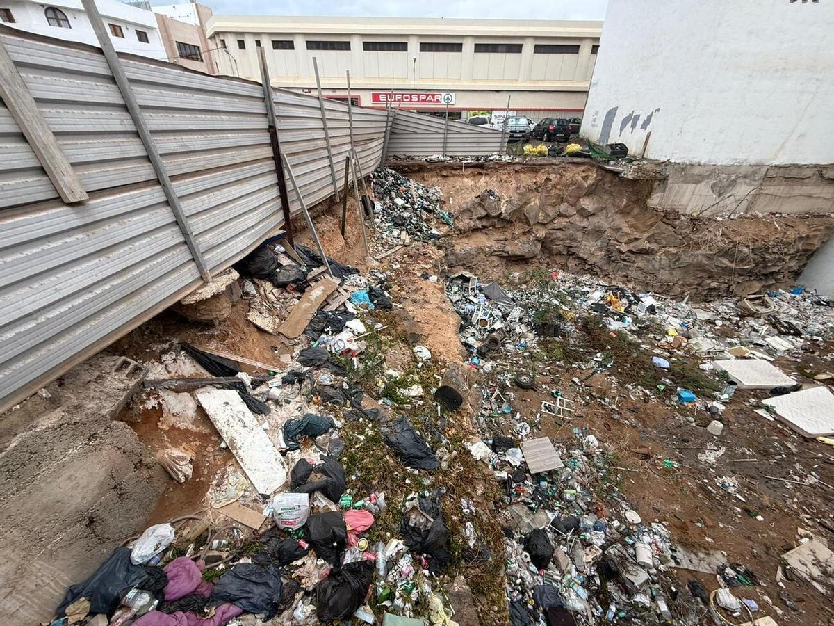 Solar lleno de basura en el barrio de La Vega, en Arrecife (Lanzarote).