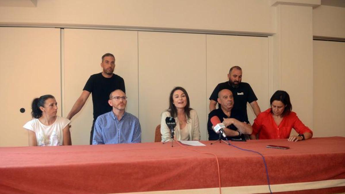 Sabela Fole junto al resto de concejales del Partido Popular de Cambados.