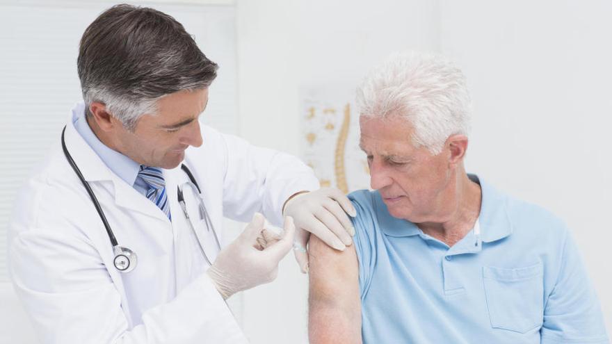 Un doctor junto con un paciente durante el proceso de vacunación.