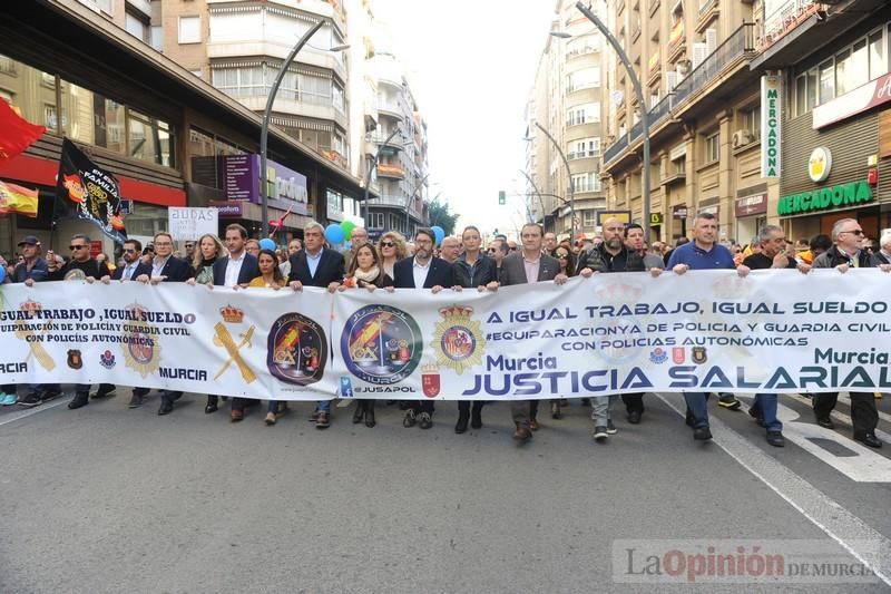 Miles de policías claman en Murcia para exigir "equiparación real" de sus salarios