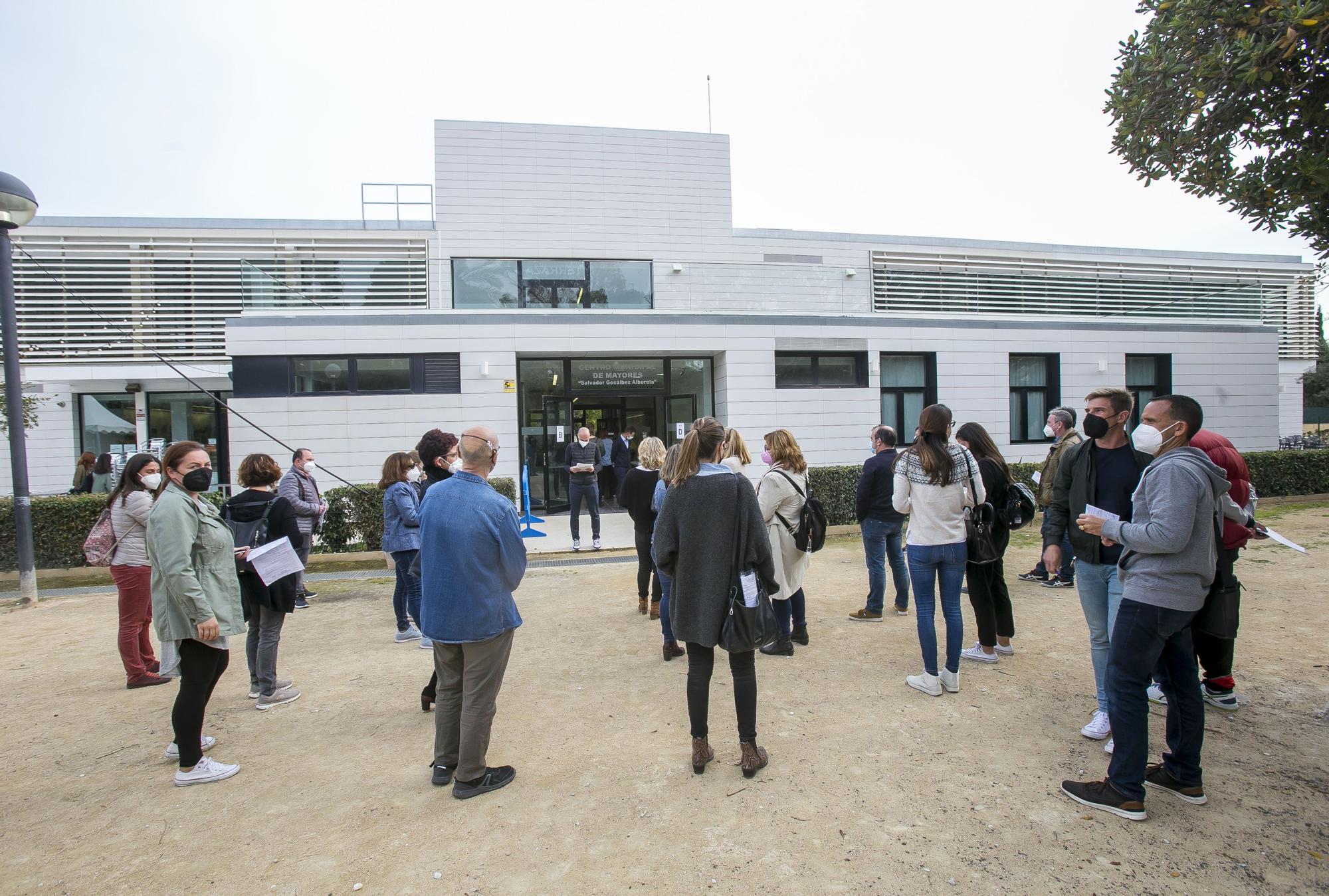 Vacunacion de docentes en Sant Joan y en el hospital de campaña de Alicante