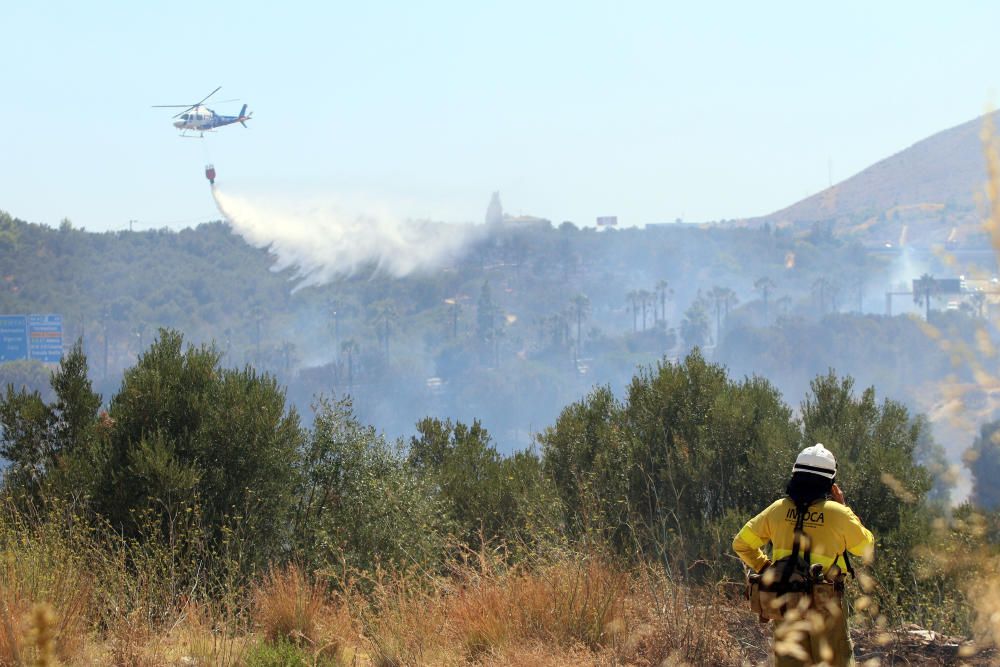 Un incendio en Torremolinos corta la A-7 y colapsa la MA-20