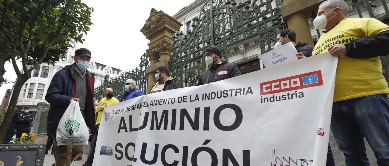 La última concentración de los trabajadores de Alu Ibérica delante de la Junta General del Principado. | Luisma Murias