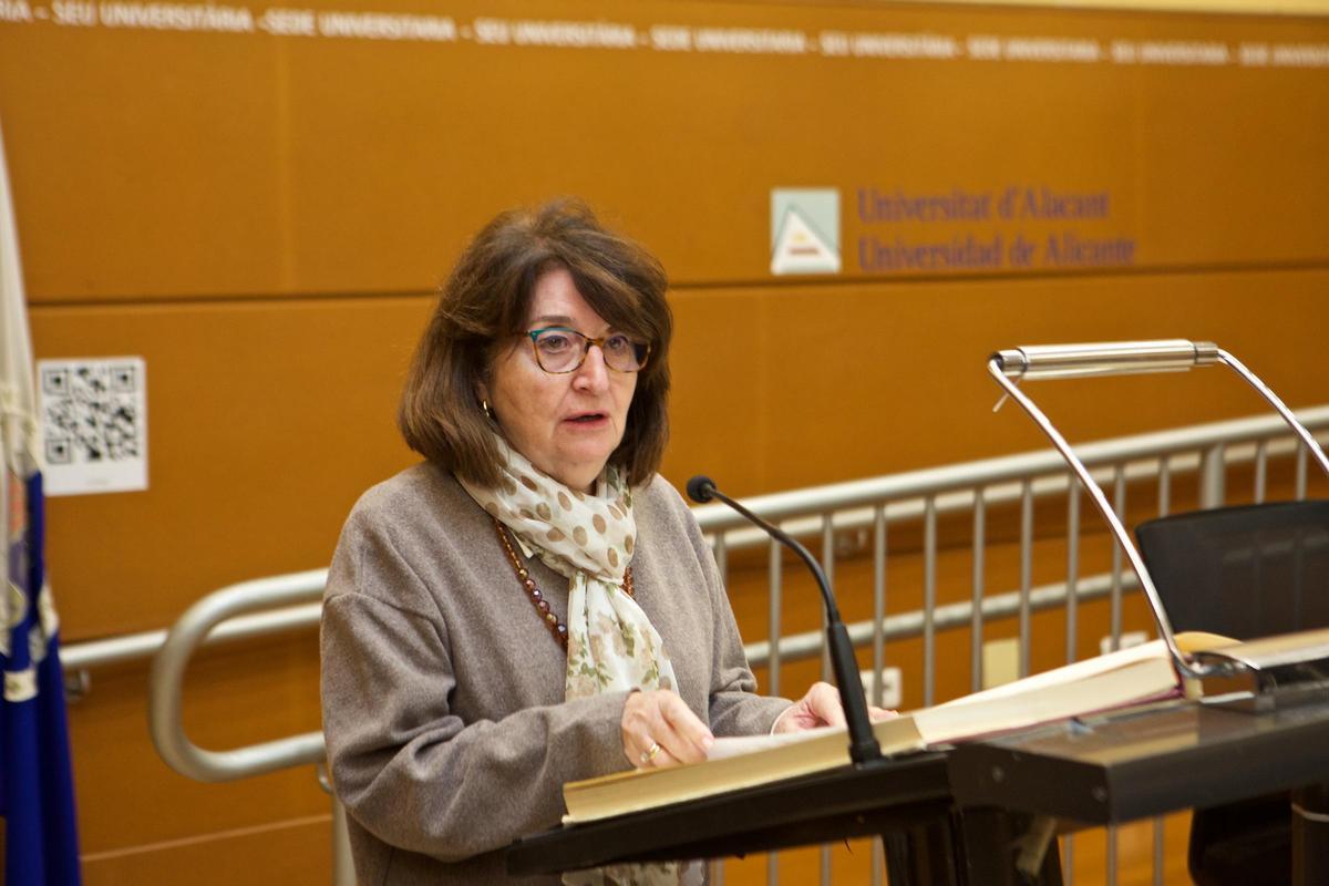 La rectora de la UA ha abierto la lectura de la Carta Magna