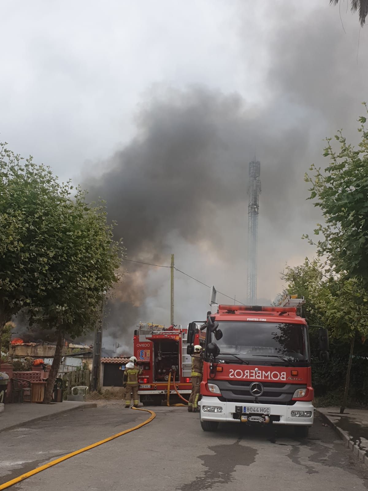 Aparatoso incendio en La Tenderina