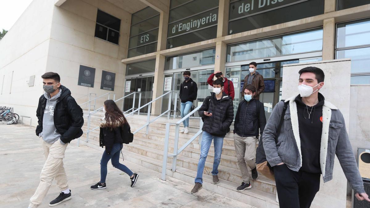 Alumnado universitario en el campus de la Universidad Politécnica de Valencia