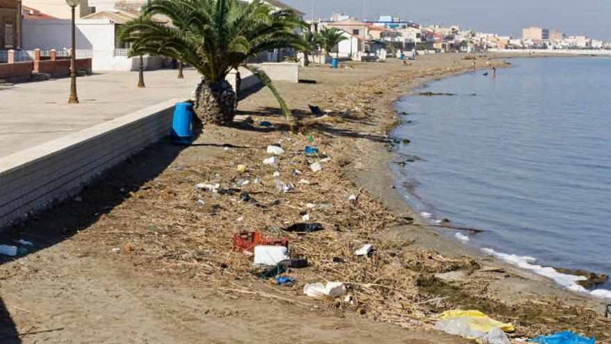 Restos de basura y residuos en la orilla de la playa de Los Nietos, en una imagen tomada este fin de semana