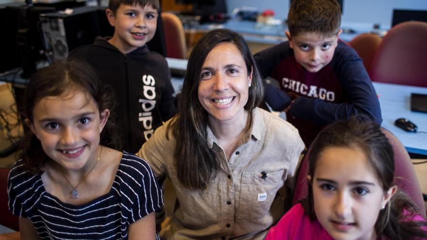 Eulalia Cano, con algunos de sus alumnos de Colunga.