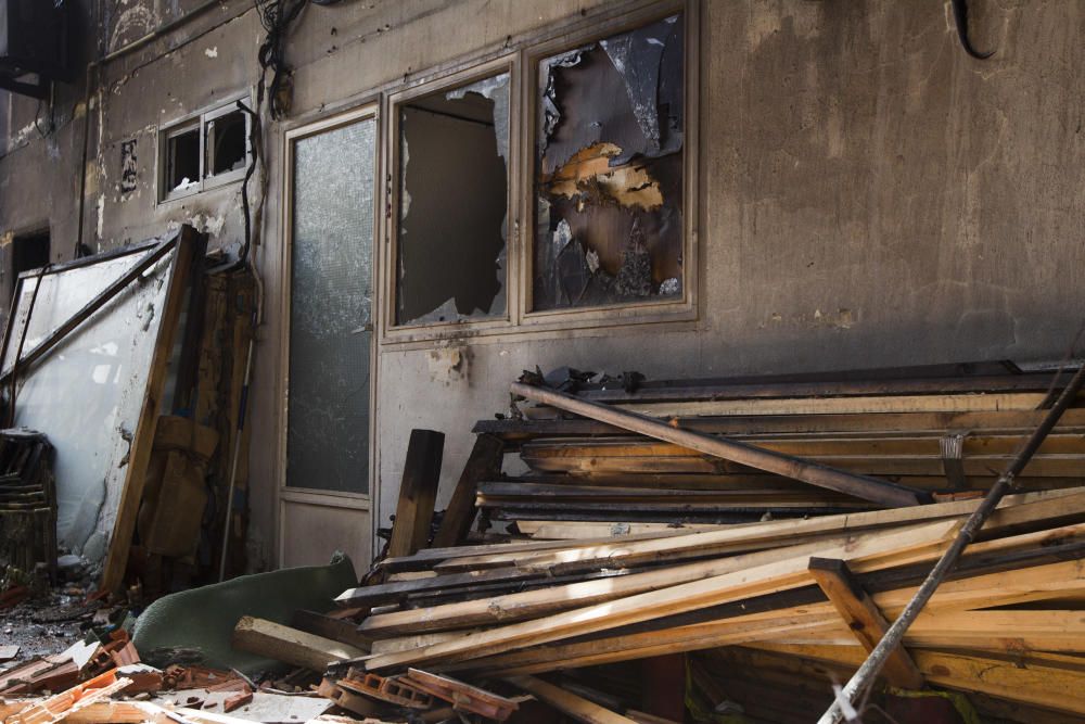 Así ha quedado el interior de las naves afectadas por el incendio de Alboraia