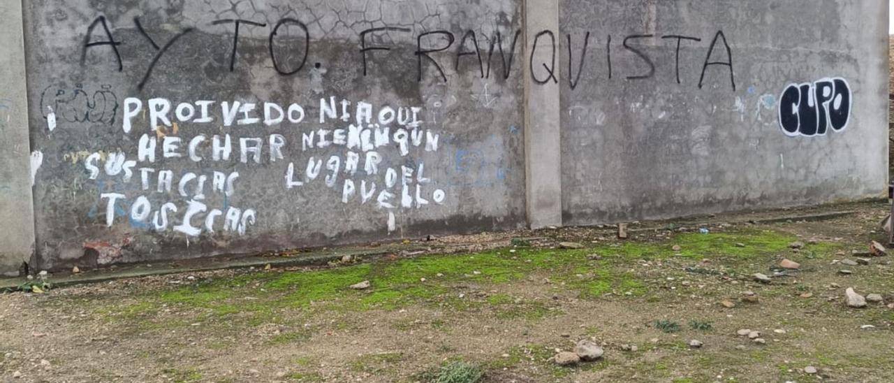 Pintadas aparecidas en el frontón acusando al Ayuntamiento de “franquista” y “fascista”. | Cedidas