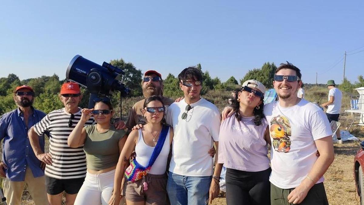 Personas viendo el eclipse.