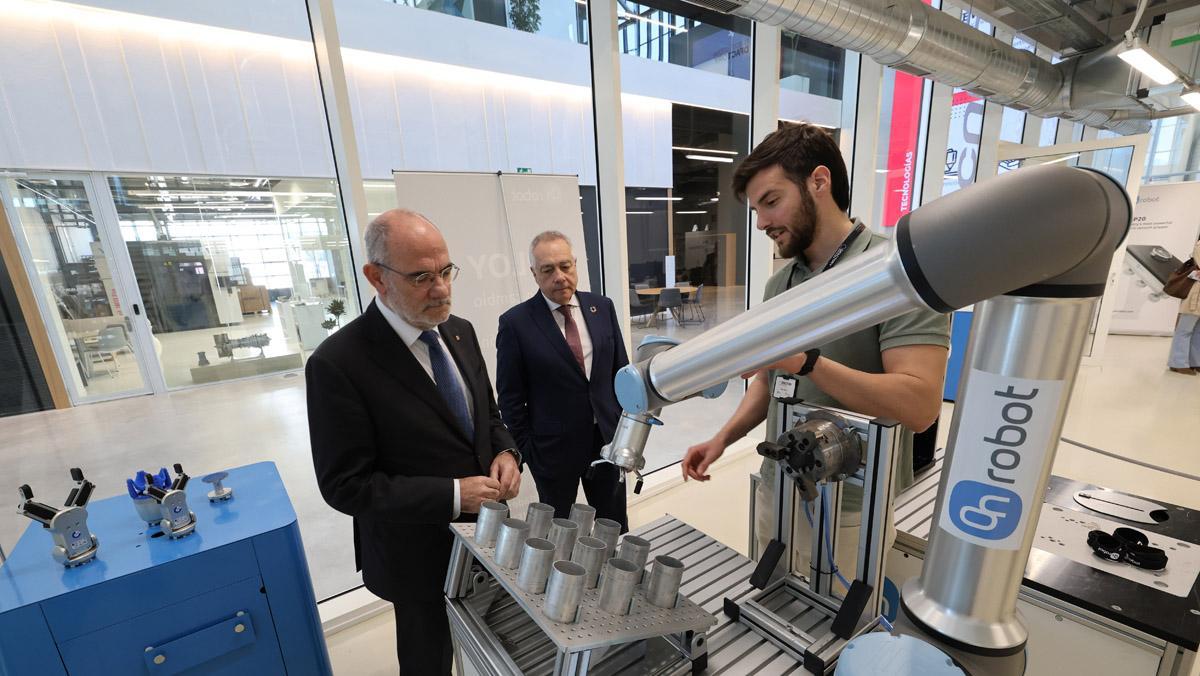 El conseller d’Acció Exterior i Unió Europea, Jaume Duch, i el delegat especial de l’Estat al CZFB, Pere Navarro, a les instal·lacions de DFactory Barcelona El conseller d’Acció Exterior i Unió Europea, Jaume Duch, i el delegat especial de l’Estat al CZFB, Pere Navarro, a les instal·lacions de DFactory Barcelona