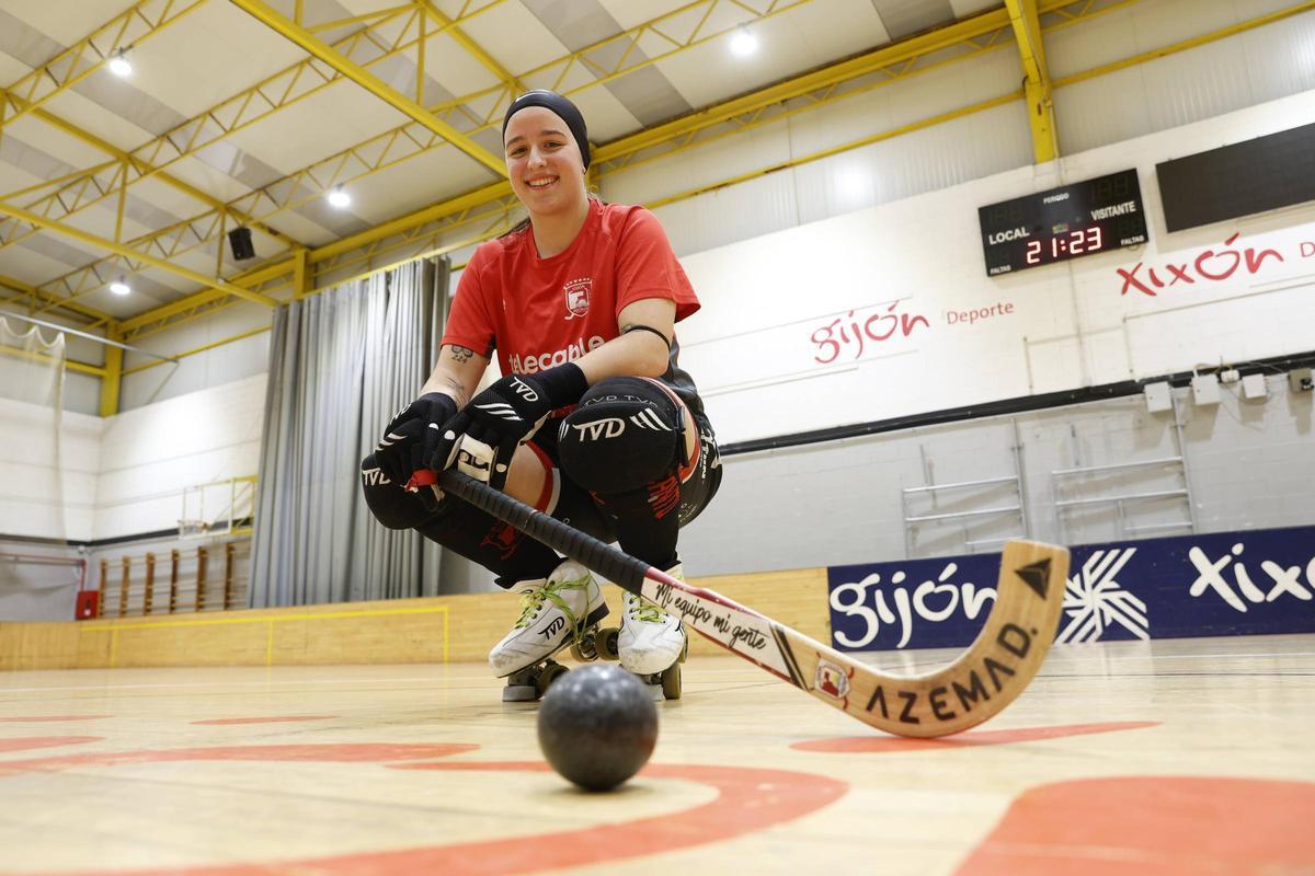 Ainara Anido posa en el pabellón de Mata Jove antes de un entrenamiento del Telecable.