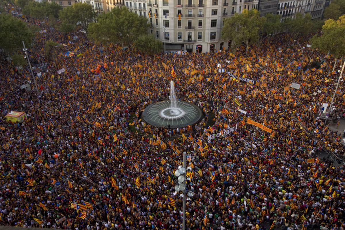 Marea de gente reunida en Paseo de Gracia con motivo de la manifestación convocada el 11-S por la independencia de Catalunya.