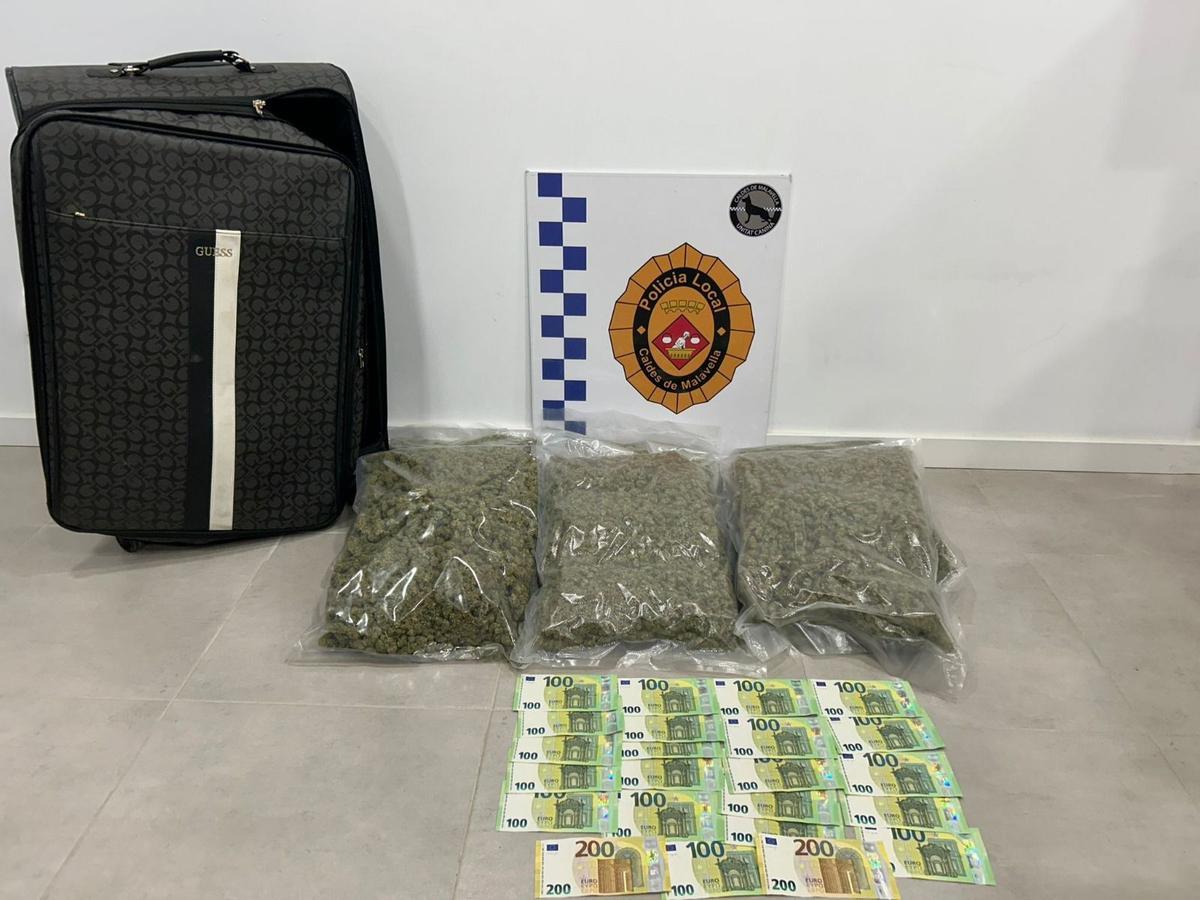 La droga i els diners intervinguts per la Policia Local de Caldes de Malavella.