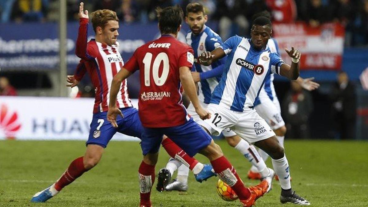 Diop pelea un balón junto a los rojiblancos Griezmann y Óliver.