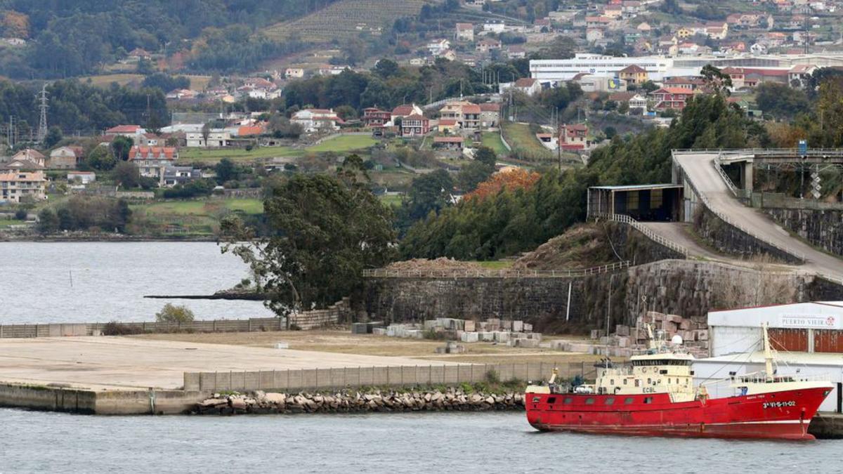 Vista del antiguo cargadero de granito de Rande.  // MARTA G.BREA