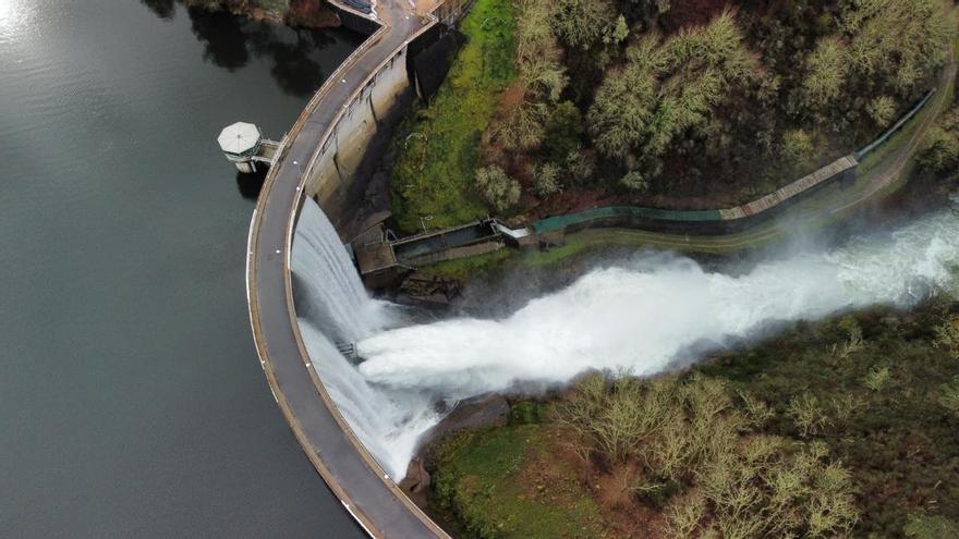 La presa de Eiras, casi a rebosar tras el paso de la borrasca Joseph