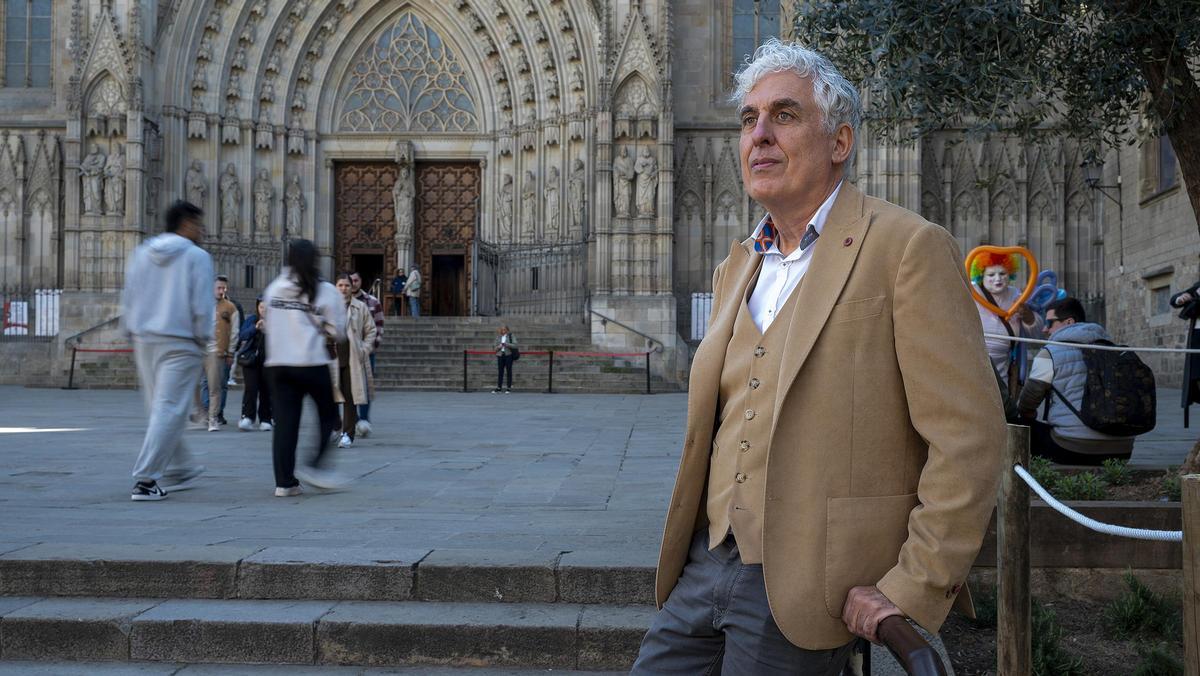 El comisionado de Turisme de Barcelona, José Antonio Donaire, fotografiado junto a la catedral.