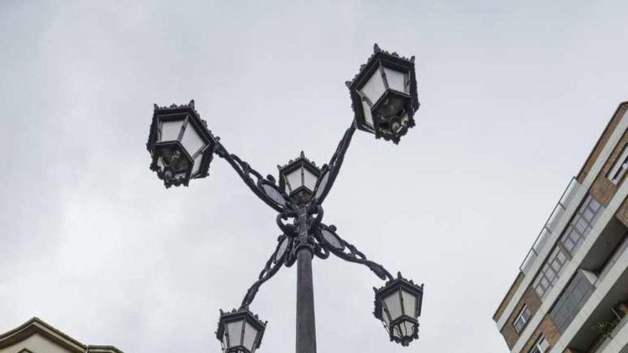 Una farola de tipo isabelino de las que el Ayuntamiento sustituirá.