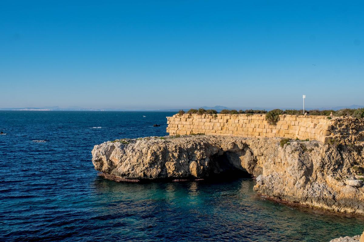 Parte de la muralla de la isla sobre la Cueva del lobo marino