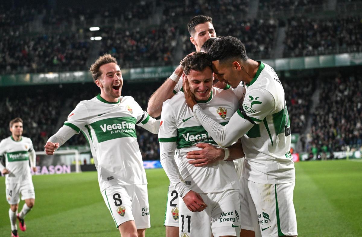 El Elche se conjura para retomar el camino de la victoria este sábado ante el Mallorca. Imagen del gol de Alex Febas en el Elche 2-Sevilla 2.