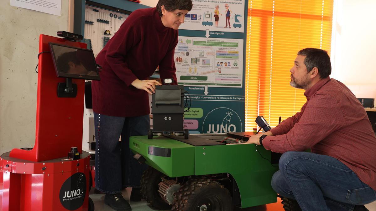 Nieves Pavón y Juan Antonio López con los robots que desarrollan a través de la spin-off Juno