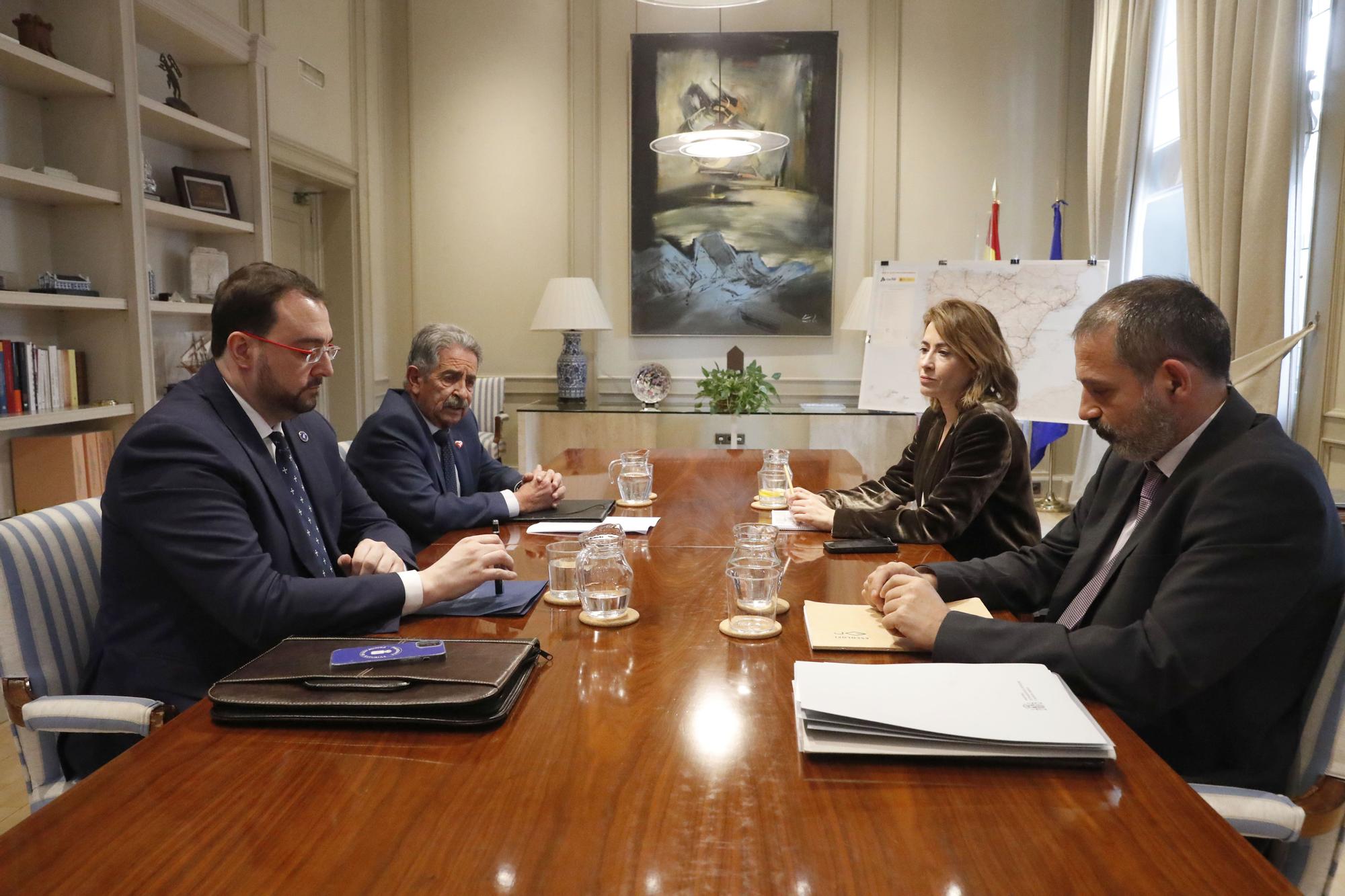 De izquierda a derecha, el presidente del Principado, Adrián Barbón; el presidente de Cantabria, Miguel Ángel Revilla; la ministra de Transportes, Movilidad y Agenda Urbana, Raquel Sánchez, y el secretario general de Infraestructuras, Francisco Javier Flores.