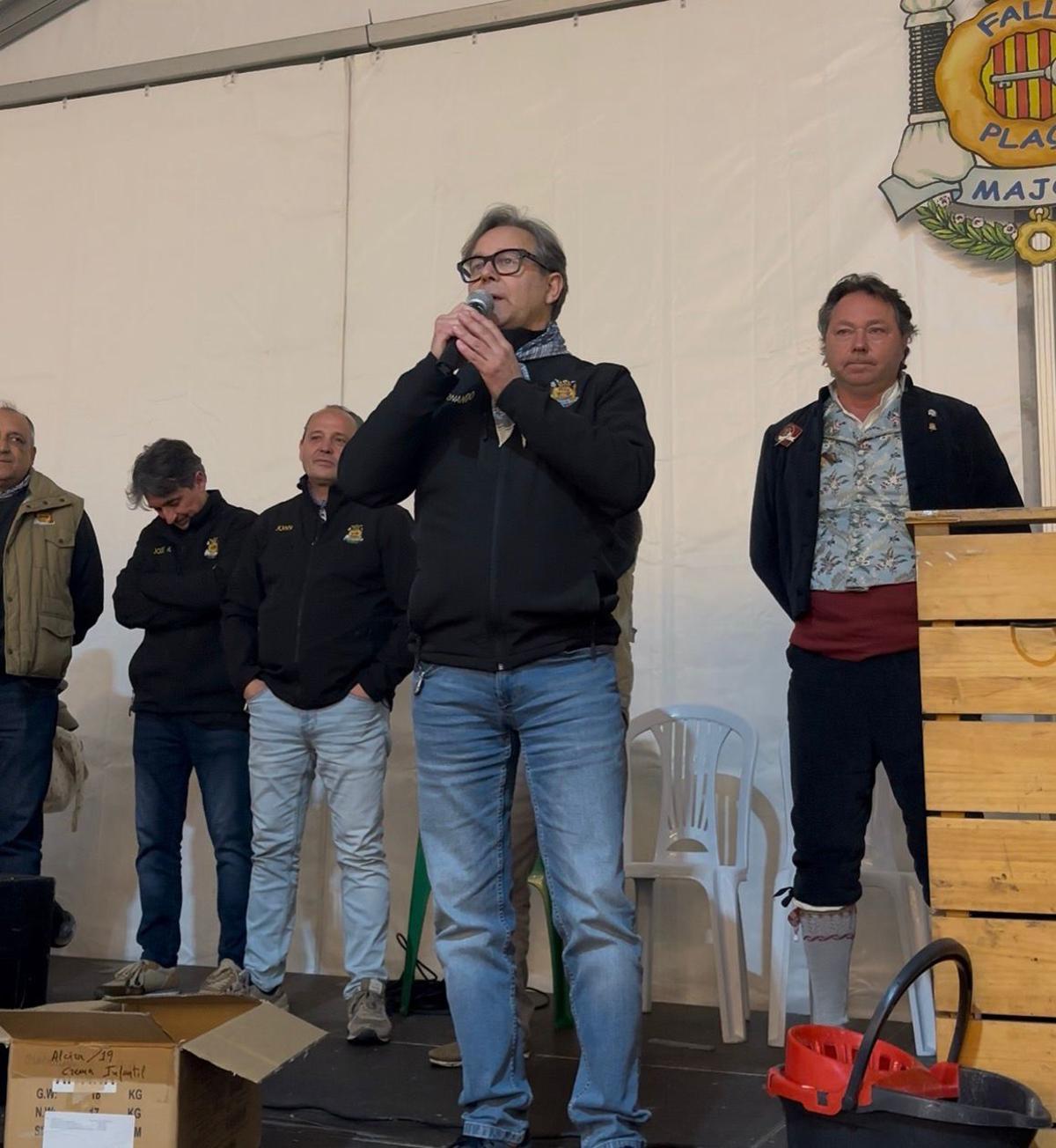 Fernando Parrilla se dirige a los falleros tras ser elegido tras la 'cremà'.