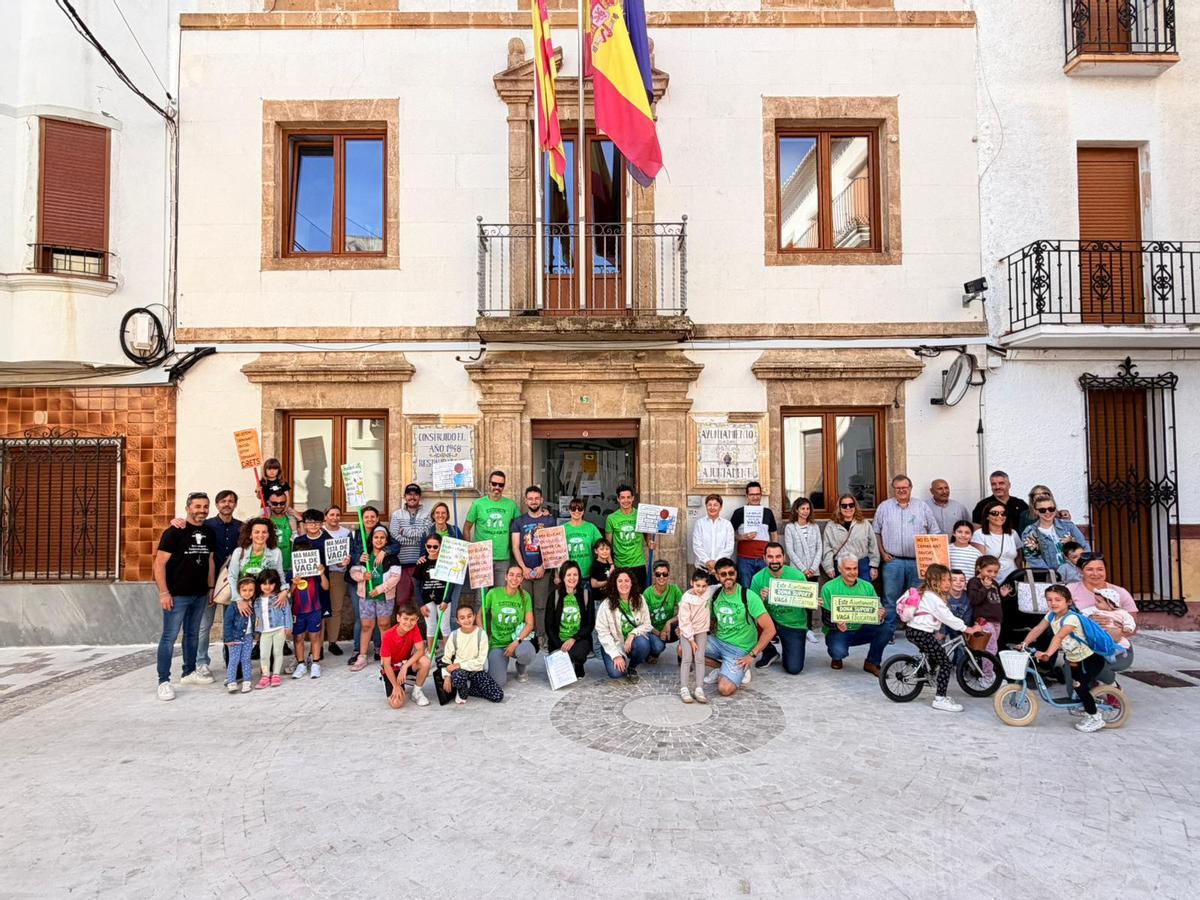 Representates de la comunidad educativa de Benitatxell y el alcalde y los concejales