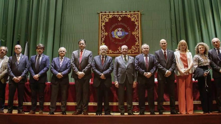 Foto de familia de la nueva junta directiva del Colegio de Médicos, con el presidente Alejandro Braña, en el centro de la imagen.