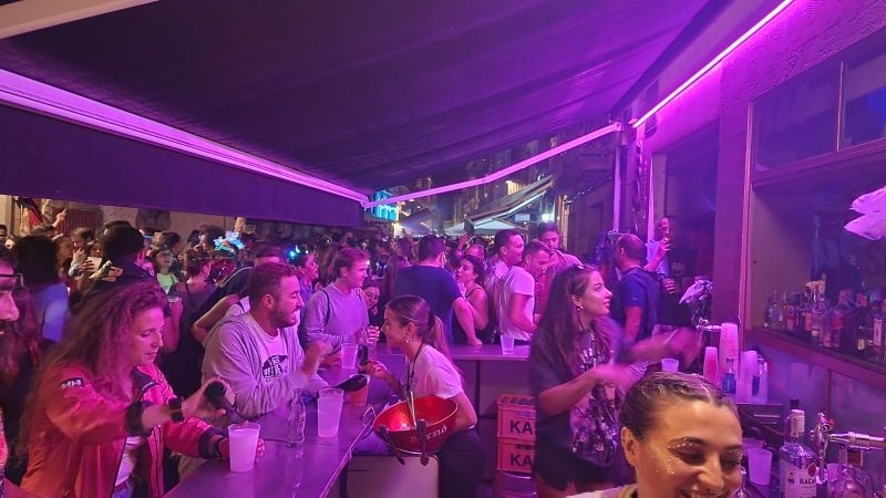 Lleno en los locales de copas con música de Vilagarcía durante la "noche del agua".