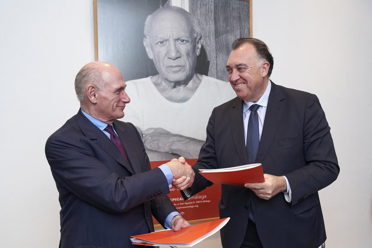 Bernard Ruiz-Picasso y Arturo Bernal, tras la firma de la cesión temporal.