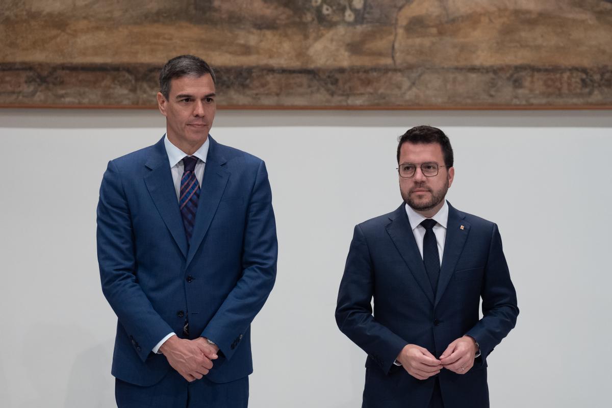 El presidente del Gobierno, Pedro Sánchez (i), y el presidente de la Generalitat en funciones, Pere Aragonès (d), a su llegada a la firma del convenio de traspaso de la gestión del Ingreso Mínimo Vital (IMV), en el Palau de la Generalitat, este miércoles.