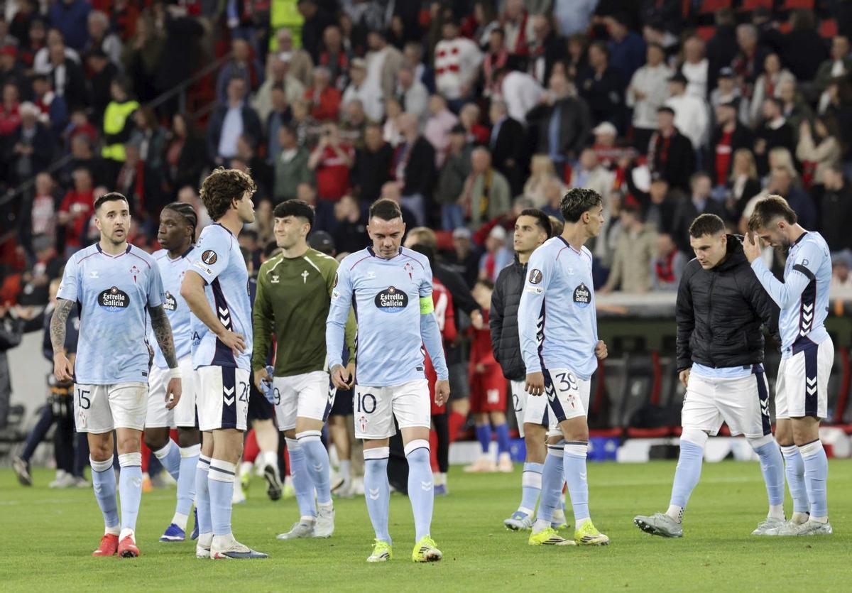 Iago Aspas, en el centro, apesadumbrado tras finalizar el partido en tierras alemanas.