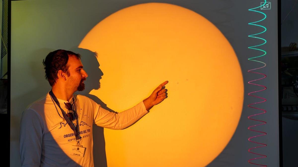 O investigador Martín Gómez no Observatorio do Teide cunha proxección do Sol en tempo real de fondo