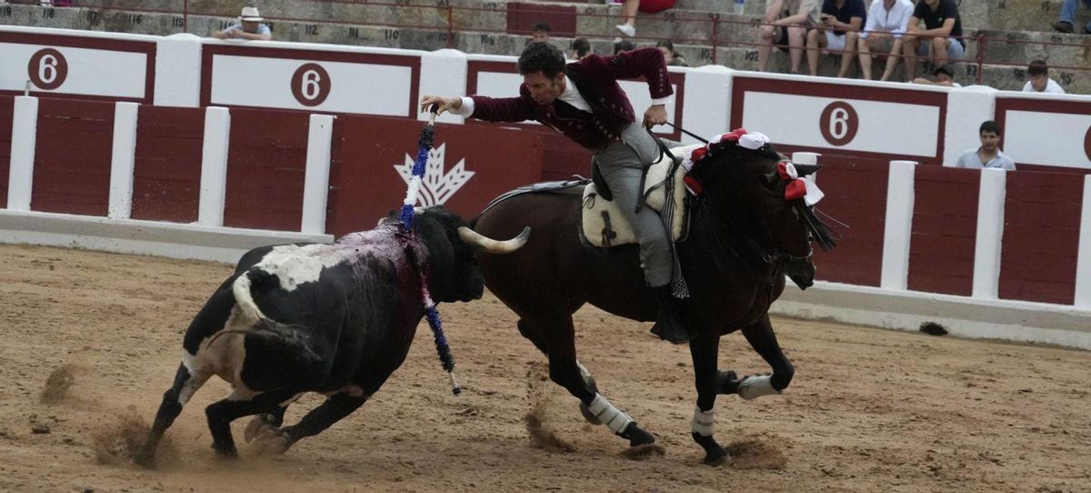 Leonardo, en el tercio de banderillas ante el primero de su lote. | JOSÉ LUIS FERNÁNDEZ