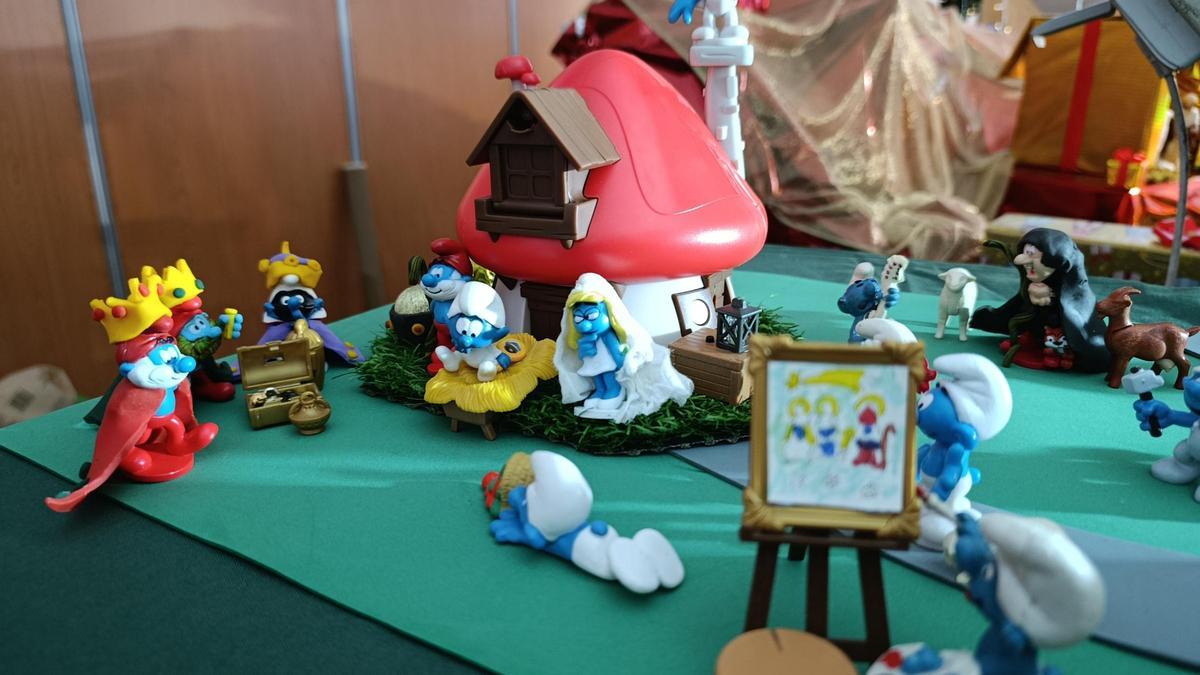 Detalle del belén de los Pitufos, de la familia Díaz, que podrá verse hasta el 15 de enero en la XII Exposición de Belenes del Mundo de Pola de Siero.