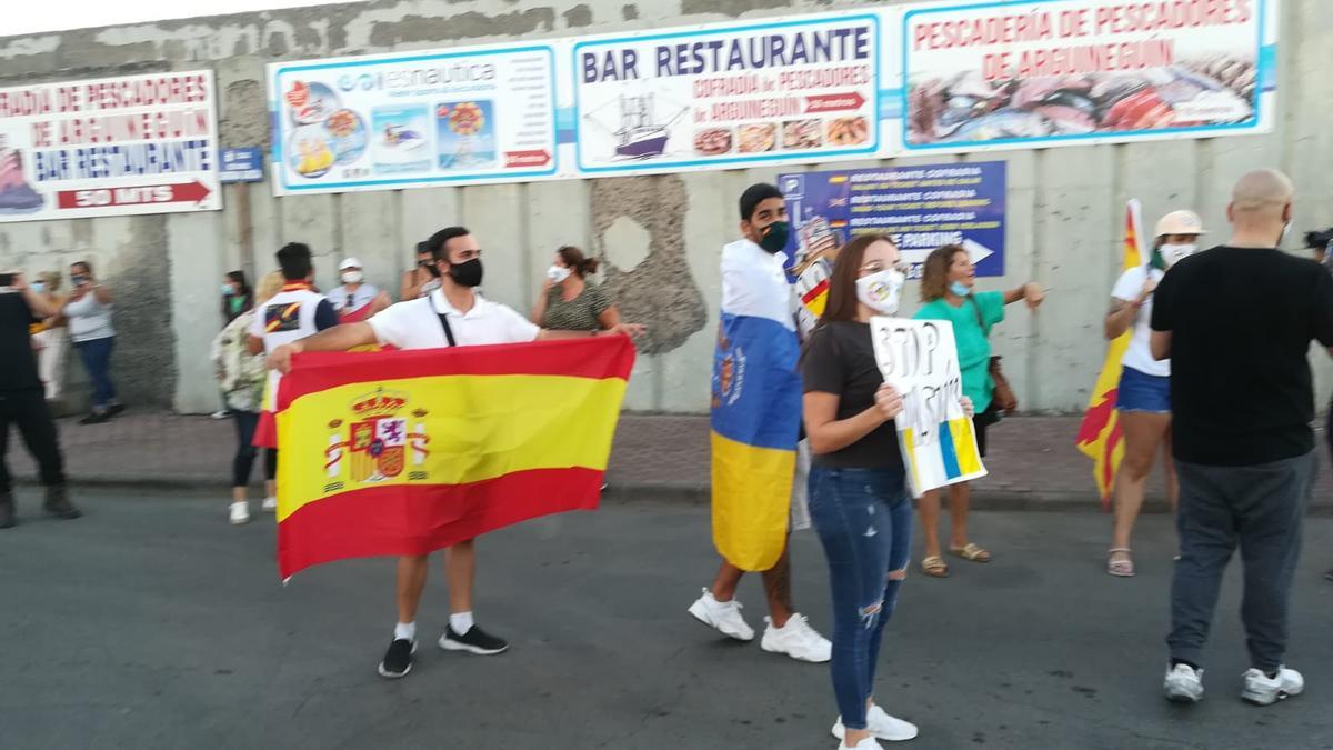 Protesta contra los migrantes en el muelle de Arguineguín