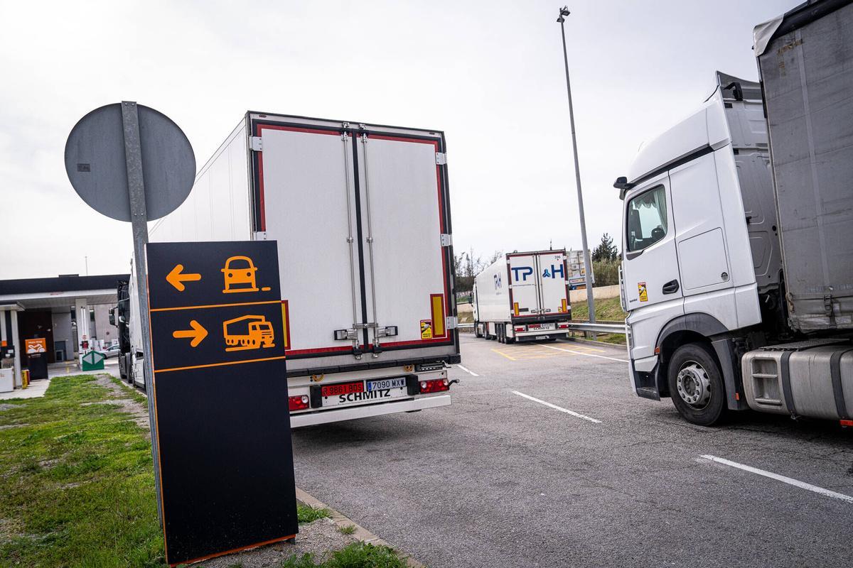 Camiones en una estación de servicio.