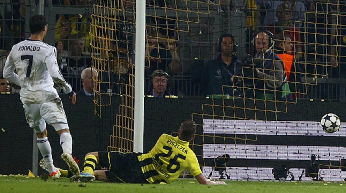 Cristiano bat la porteria del Dortmund davant de Piszczek.