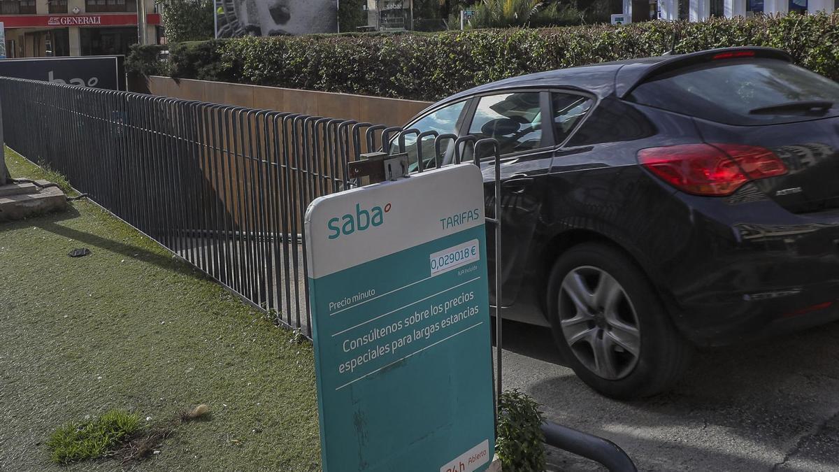 Un coche accede a un aparcamiento por cocnesión en Elche.