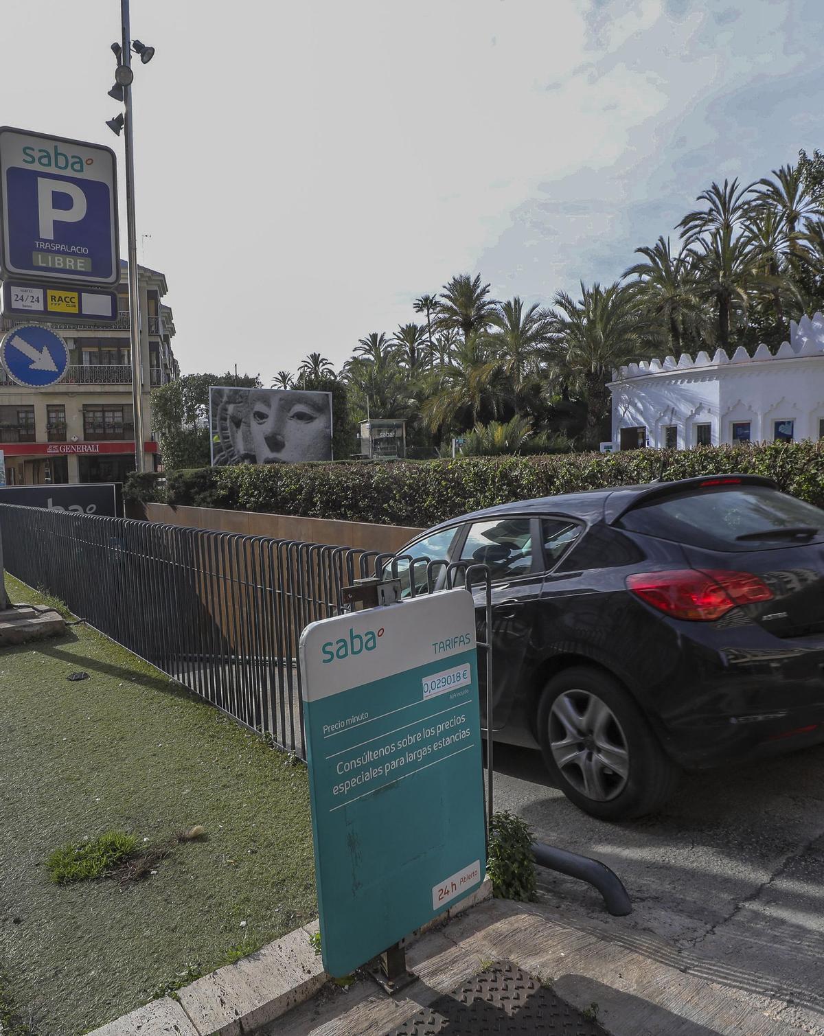 Un coche accede a un aparcamiento por cocnesión en Elche