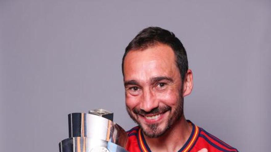 Pablo Amo, con el trofeo de la UEFA Nations League. |  // CEDIDA