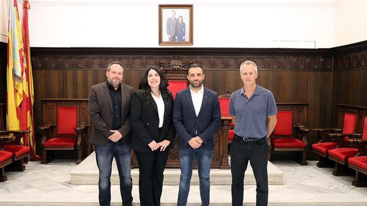 El alcalde de Sagunt, Darío Moreno, con la delegación de la ciudad canadiense.