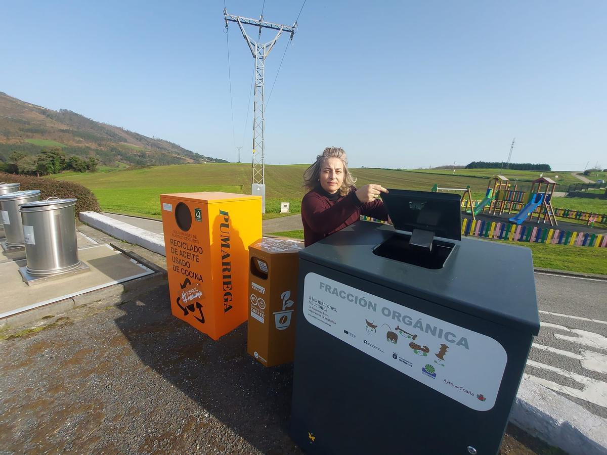 La Alcaldesa junto a la batería de contenedores que tiene Coaña a las puertas del consistorio.
