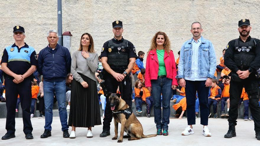 Los niños de El Tablero ‘bautizan’ a Casper, el ‘perro-fantasma’ de la Policía