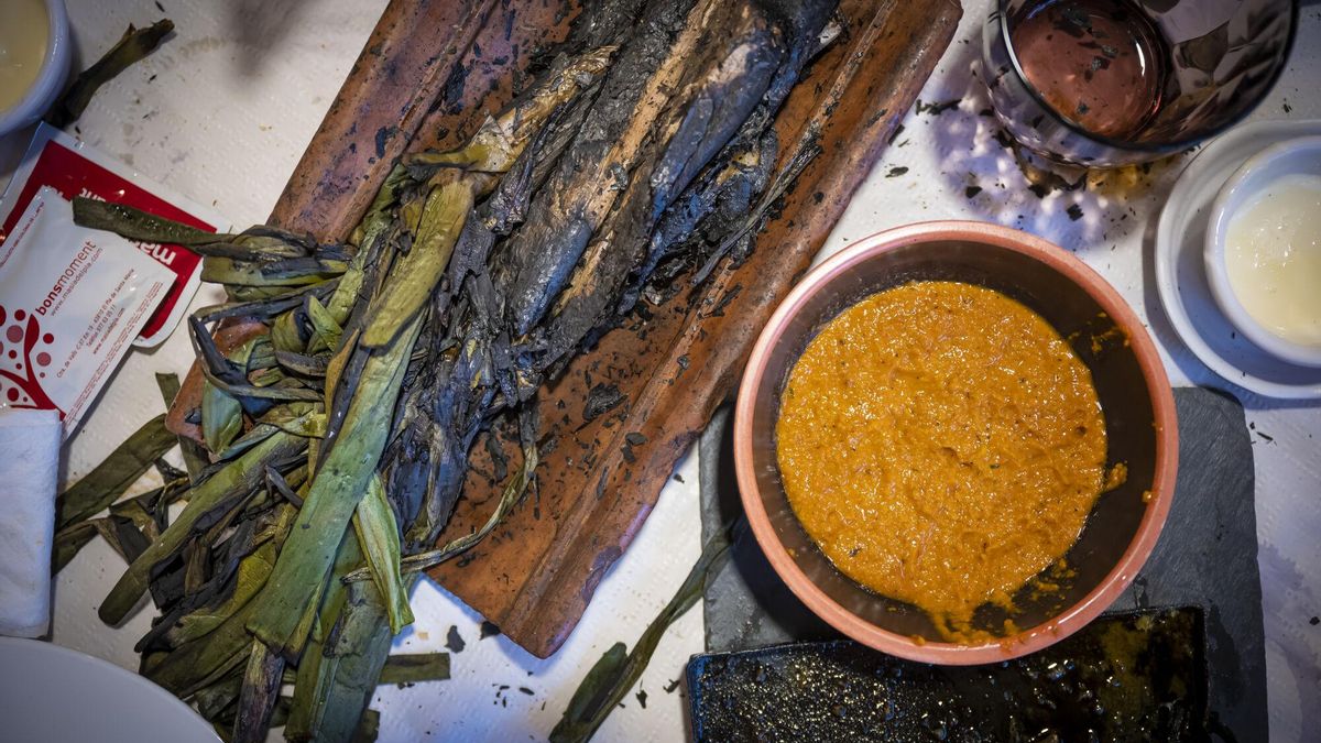Teja de 'calçots' junto a su salsa.